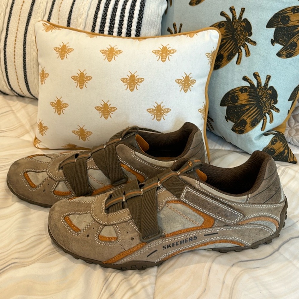 Sketchers velcro strap shoes brown men's size 11